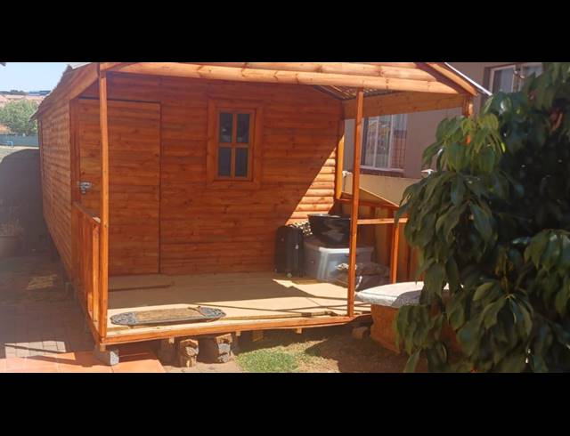 4 BEDROOM TOWNHOUSE FOR SALE IN MONDEOR